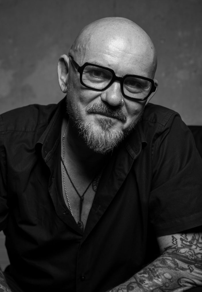 Nahes Schwarz-Weiß-Porträt von KP Texter mit Brille, fotografiert von Ralf Werner im Studio in Frankfurt