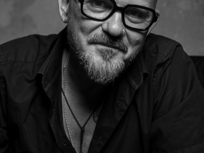 Nahes Schwarz-Weiß-Porträt von KP Texter mit Brille, fotografiert von Ralf Werner im Studio in Frankfurt